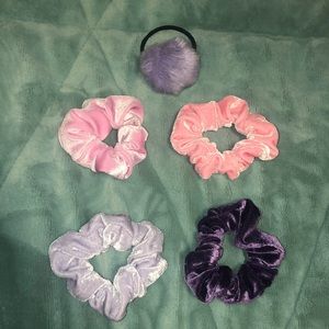 🌿 Pack of 4 Velvet Scrunchies with PomPom Hairtie